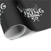 Little Viking in Training Wikinger Geschenkpapier (Rolleneckpunkt)