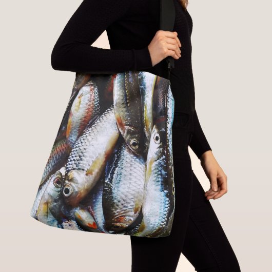 Little White Fish Tragetaschen Mit Langen Trägern (Von Nahem)