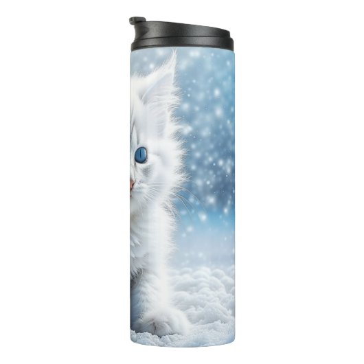 Little White Kitten in Snow Thermosbecher (Nach rechts gedreht)