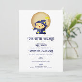 Little Wizard Boy Magical Halloween Baby Shower Einladung (Stehend Vorderseite)