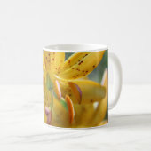 Little Yellow Lily Blume Kaffeetasse (VorderseiteRechts)