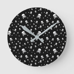 Littles Weiße Piratenschädel auf schwarzem Hinterg Runde Wanduhr