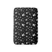 Littles White Pirates Skulls auf schwarzem Hinterg Badematte (Vorderseite Vertikal)