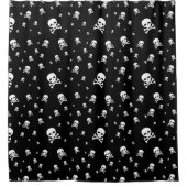 Littles White Pirates Skulls auf schwarzem Hinterg Duschvorhang (Vorderseite)