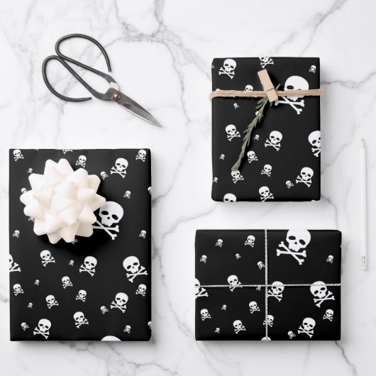 Littles White Pirates Skulls auf schwarzem Hinterg Geschenkpapier Set (Vorderseite)