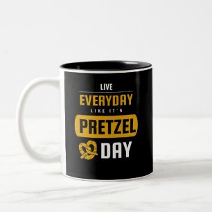 Live Everyday Like It's Pretzel Day April 26th  Zweifarbige Tasse