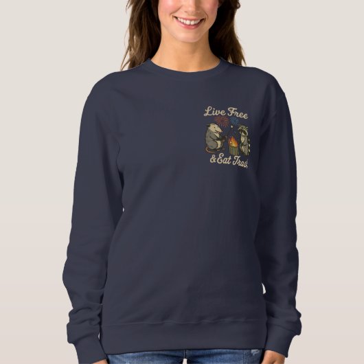 Live Free & Ess Trash | Funny Patriotic Possum & R Sweatshirt (Vorderseite)