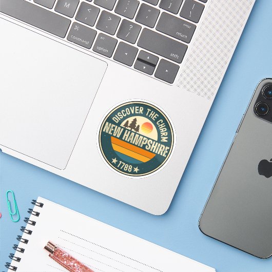 Live Free NH - Granite Staat - Geschenk Aufkleber (Laptop mit iPhone)