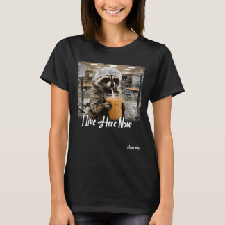 Live Here Now Waschbär Mittagessen Lady Erster Tag T-Shirt