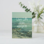 Live-Leben im Moment Zitat mit Beach Thema Postkarte (Stehend Vorderseite)