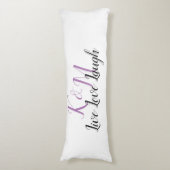 Live-Liebe lachen mit den Initialen des Paares Seitenschläferkissen (Vorderseite Vertikal)