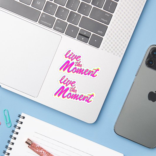 Live the Moment farbenfroher Text Slogan Aufkleber (Laptop mit iPhone)
