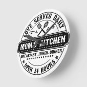 Lived Served Daily - Mama Kitchen Clock Runde Wanduhr (Winkel)