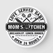 Lived Served Daily - Mama Kitchen Clock Runde Wanduhr (Vorderseite)