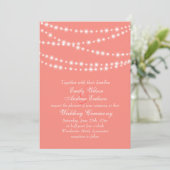 Living Coral Twinkle Lights Hochzeit Einladung (Stehend Vorderseite)