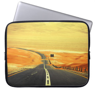 Liwa Oasis Asphalt Road, Dunes. Laptopschutzhülle