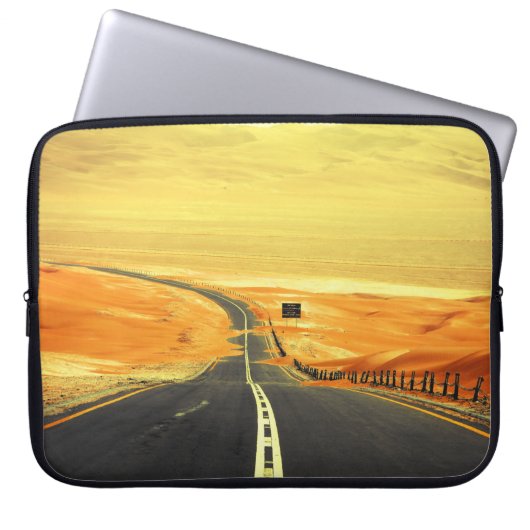 Liwa Oasis Asphalt Road, Dunes. Laptopschutzhülle (Vorderseite)