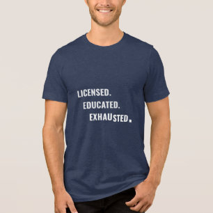 Lizensiert. Ausgebildet. Erschöpft. Schicht Lebe Tri-Blend Shirt
