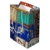 LKW und Teller alter Führerscheine Mittlere Geschenktüte (Rückseite Schrägansicht)