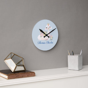 Llama Blue and White with Flowers Baby Name Runde Wanduhr