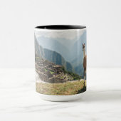 Llama mit Blick auf Ruinen | Machu Picchu, Peru Tasse (Zentrum)