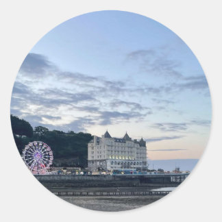 Llandudno Pier in der Dämmerung Runder Aufkleber