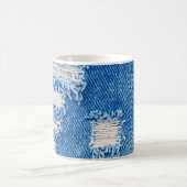 Loch auf Denim Jeans. Ripped Destroyed Torn Blue j Kaffeetasse (Mittel)
