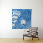 Loch auf Denim Jeans. Ripped Destroyed Torn Blue j Wandteppich (Beispiel)