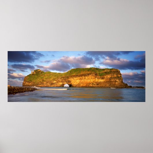 Loch in der Mauer an der wilden Küste Poster (Vorne)