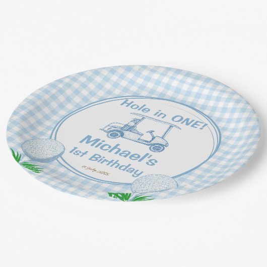 Loch in einem blauen Gingham Golf Party mit Monogr Pappteller (Schrägansicht)
