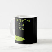 Loch in einem Club 2022 Golfing Design für Golfer Kaffeetasse (Vorderseite Links)