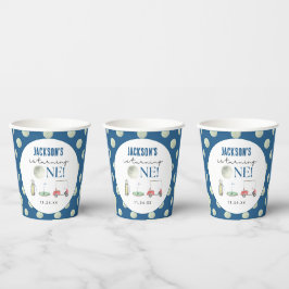 Loch in einem Golfjungen zum Geburtstag Pappbecher