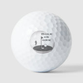 Loch in einem Golfplatz Golfball (Vorderseite)
