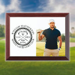 Loch in einem klassischen Personalisierten Foto Go Awardplakette<br><div class="desc">Die klassische Retro-Optik mit altertümlicher Briefmarke. Personalisieren Sie das Foto,  den Namen,  die Nummer des Golfplatzes und das Datum,  um einen tollen Sake zu schaffen,  um dieses fantastische Loch in einem Golfpreis zu feiern. Entwickelt von Thisisnotme©</div>