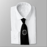 Loch in einem klassischen Schwarz-Weiß-Golf Krawatte<br><div class="desc">Die klassische Retro-Optik mit altertümlicher Briefmarke. Personalisieren Sie den Namen,  die Nummer des Ortes Loch und das Datum,  um einen großen Sake zu schaffen,  um dieses fantastische Loch in einem zu feiern. Sie können den Hintergrund an Ihre Lieblingsfarbe anpassen. Entwickelt von Thisisnotme©</div>