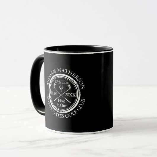 Loch in einem klassischen Schwarz-Weiß-Golf Tasse (Vorderseite Links)