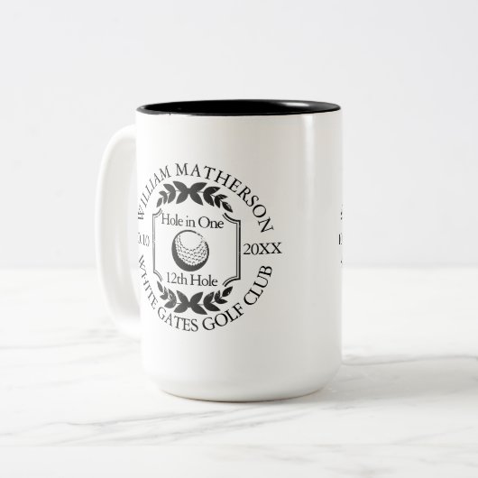 Loch in einem Personalisierten Schwarz-Weiß-Golf Zweifarbige Tasse (Vorderseite Links)