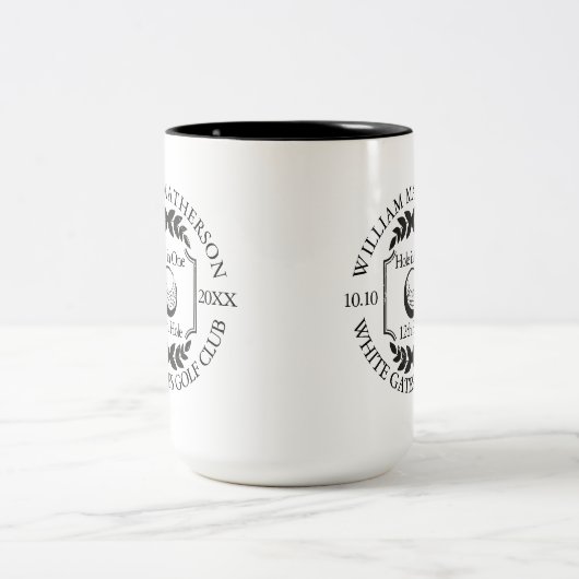 Loch in einem Personalisierten Schwarz-Weiß-Golf Zweifarbige Tasse (Mittel)