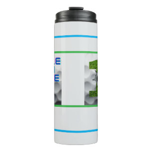 Loch in einer Wasserflasche Thermosbecher