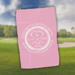 Loch in One Classic Elegante Rosa Golfhandtuch<br><div class="desc">Die klassische Retro-Optik mit altertümlicher Briefmarke. Personalisieren Sie den Namen,  die Nummer des Ortes Loch und das Datum,  um einen großen Sake zu schaffen,  um dieses fantastische Loch in einem zu feiern. Sie können den Hintergrund an Ihre Lieblingsfarbe anpassen. Entwickelt von Thisisnotme©</div>