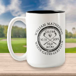 Loch in One Classic Personalisiert Golf Zweifarbige Tasse<br><div class="desc">Die klassische Retro-Optik mit altertümlicher Briefmarke. Personalisieren Sie den Namen,  die Position Loch Nummer und das Datum,  um einen großen Golfkeepake zu schaffen,  um dieses fantastische Loch in einem zu feiern. Entwickelt von Thisisnotme©</div>