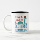 Loch Ness Monster riecht nach Schottland am Morgen Zweifarbige Tasse (Links)