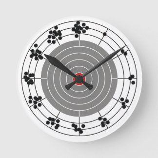 Löcher, ein Loch pro Stunde, um das Ziel herum Runde Wanduhr