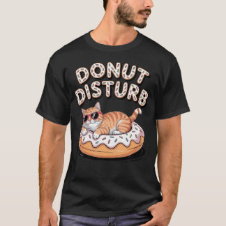 Löcherige Katze entspannt sich auf Vanille-Sprinkl T-Shirt