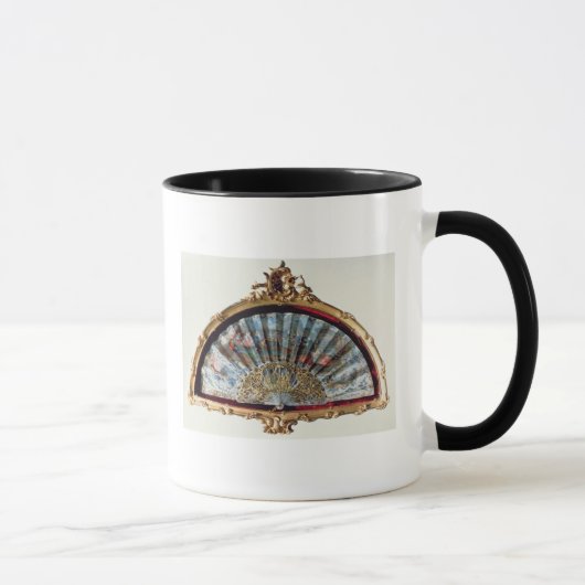 Lockern Sie auf, verziert mit einer Szene einer Tasse (Rechts)