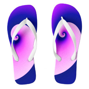 Lockige Wellen in Lila Badesandalen