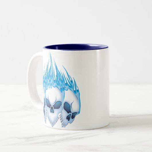 Lodernde blaue Schädel Zweifarbige Tasse (Vorderseite Links)
