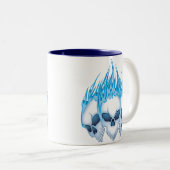 Lodernde blaue Schädel Zweifarbige Tasse (VorderseiteRechts)