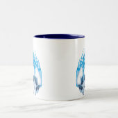 Lodernde blaue Schädel Zweifarbige Tasse (Mittel)