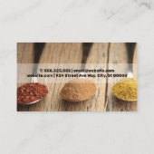 Löffel und Gewürze auf Holztischen Visitenkarte (Rückseite)